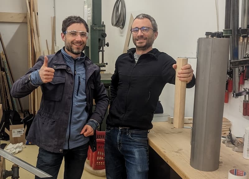 Drei Freunde arbeiten an der Kaffeeröstmaschine